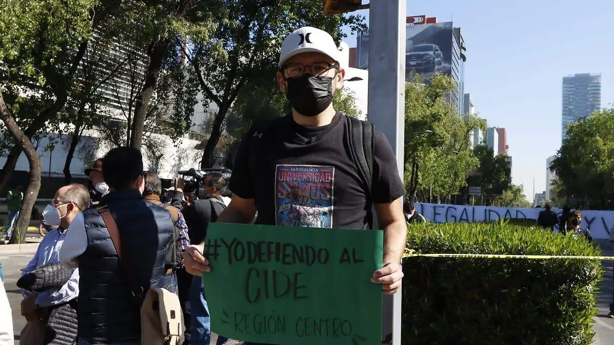 Estudiantes del CIDE protestan a cacerolazos frente al Conacyt